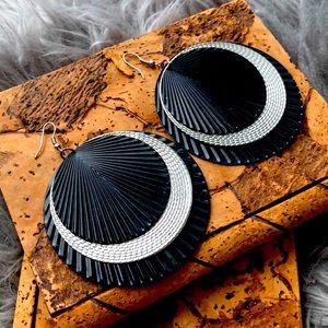 🖤Black & White Peacock Earnings